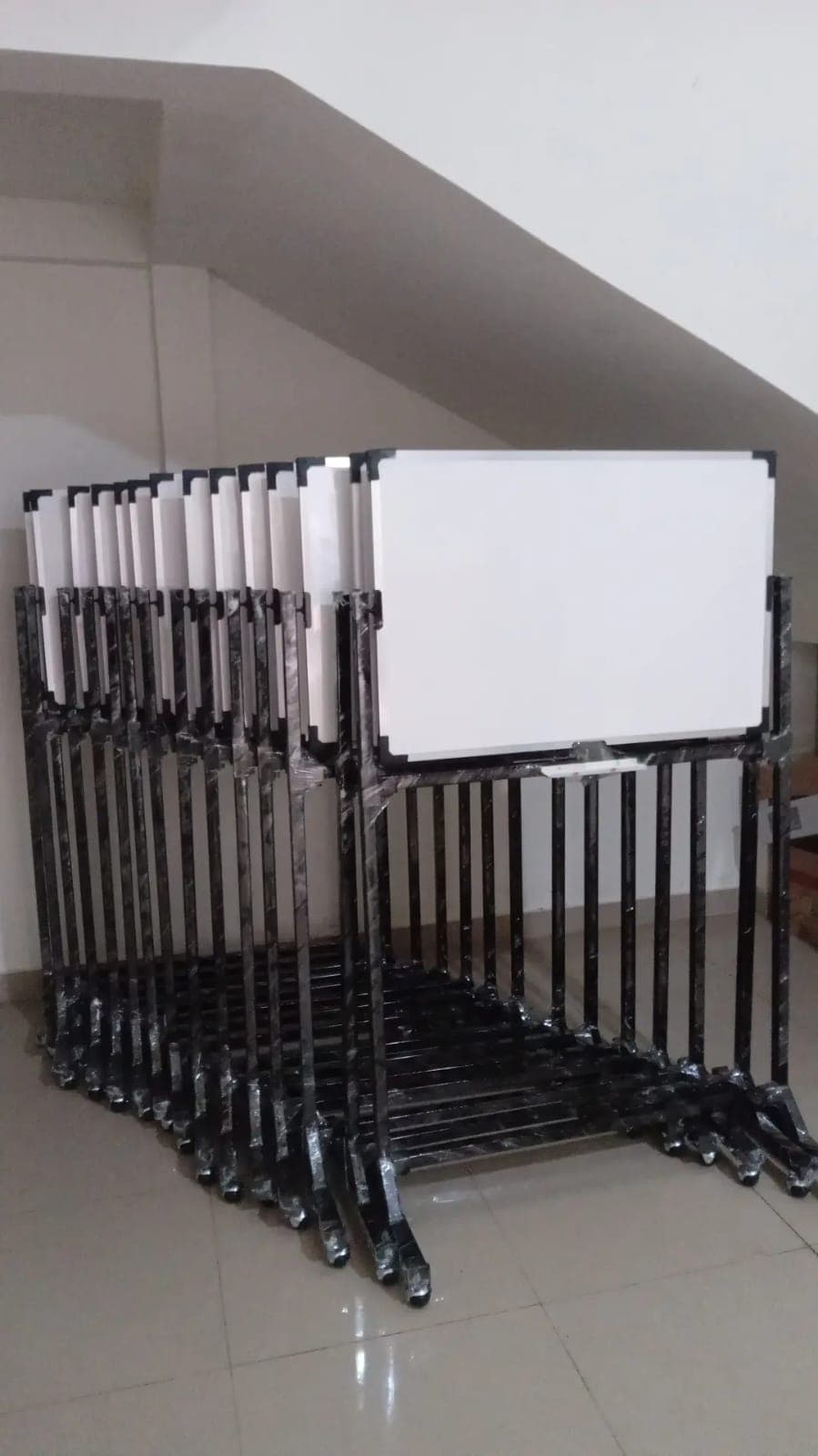 Contoh produk whiteboard Anugrah Putra Mandiri terpasang di ruang kelas